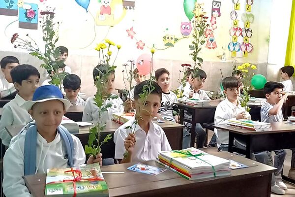 گام نهادن دانش‌آموزان کودکستانی شهرستان ورامین در مسیر تعلیم و تربیت