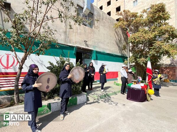 گرامیداشت هفته نیروی انتظامی در دبیرستان آیین‌اسلام ۱