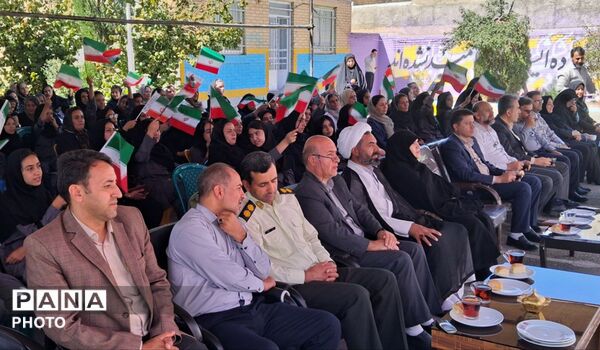 نواختن زنگ جوانه ها با یاد شهدای دانش آموز 