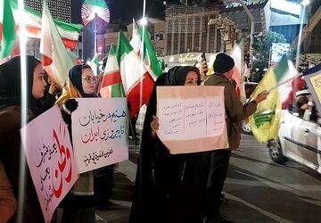 عزاداری مردم مشهد در شب اربعین شهادت رهبرانقلاب 