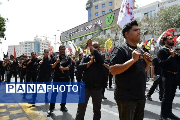 پرچم‌های عزا بر فراز حرم امام رضا(ع)