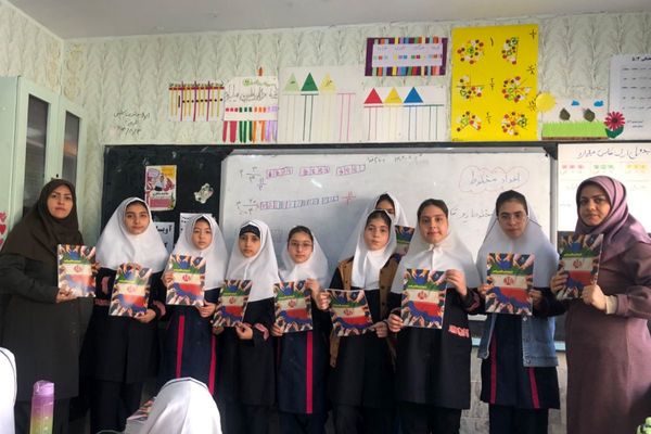 گرامیداشت دانش‌آموزان جنگ ۱۲ روزه با اهدای کتاب «از ایرانمان دفاع می‌کنیم»