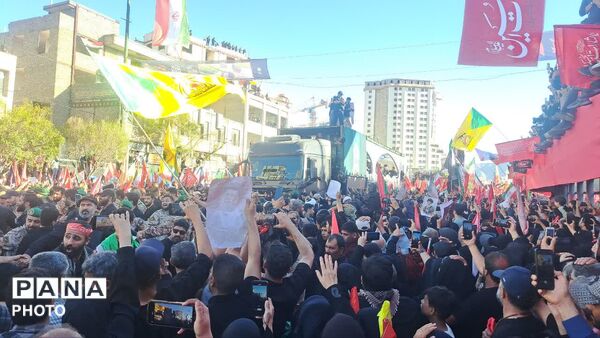 مشهد، در آغوشِ حرم، با رهبر شهید وداع کرد