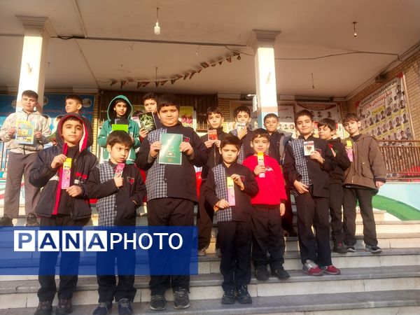 اهدای هدیه به معلمان به‌مناسبت میلاد حضرت علی (ع) و روز پدر در دبستان هیات امنایی فرهنگ