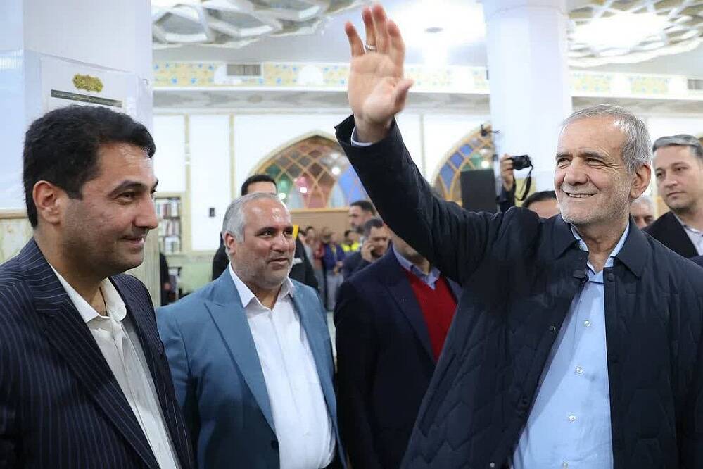 رئیس‌جمهور با خانواده شهدا در پیشوا دیدار کرد