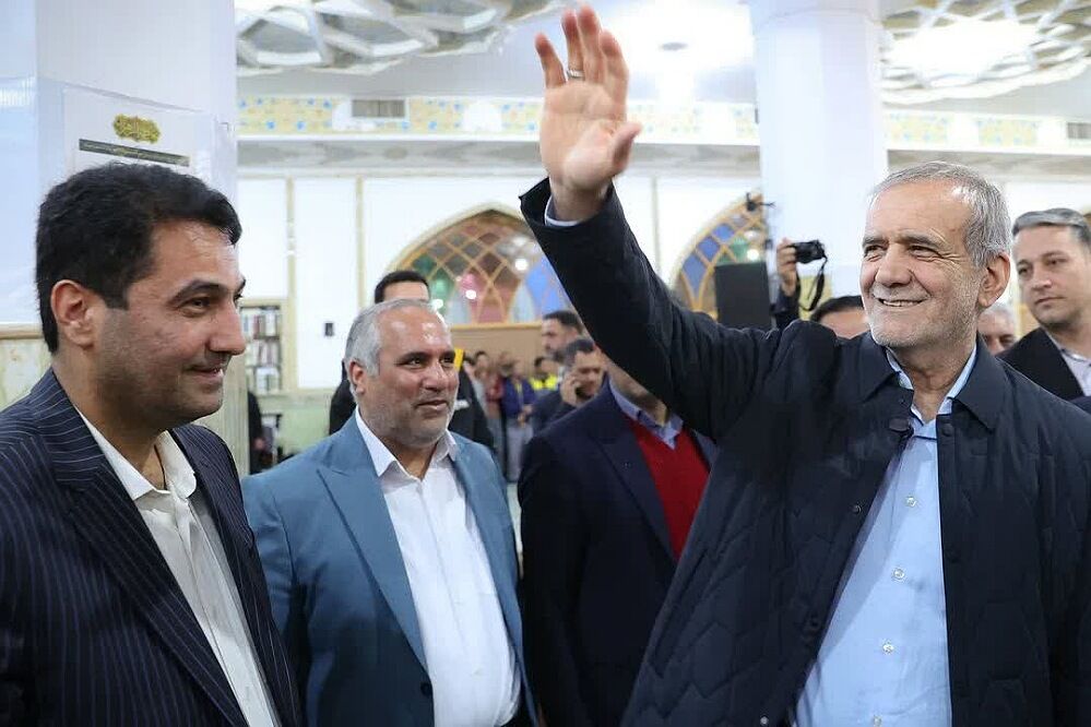 رئیس‌جمهور با خانواده شهدا در پیشوا دیدار کرد