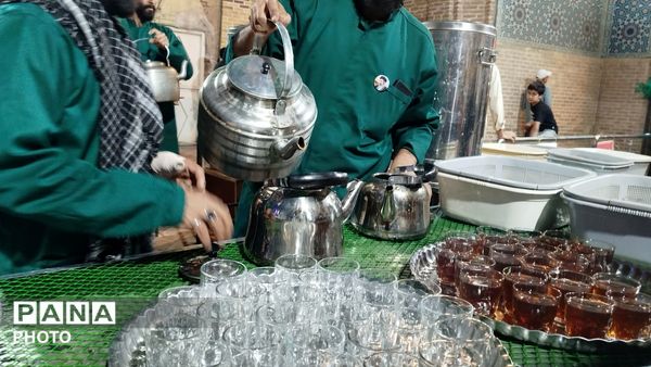 گذری بر غرفه دهه نودی ها و چایخانه حضرت زهرا(س)