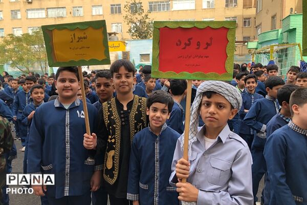 حضور مسئولان ناحیه دو شهرری در مراسم جشن عاطفه‌های دبستان پانزده خرداد 