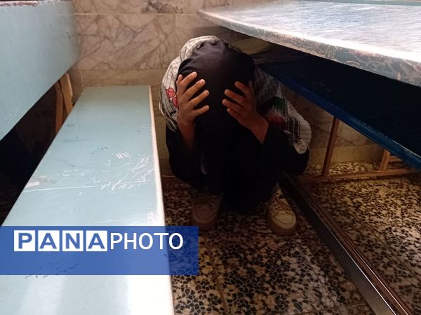 مانور زلزله  در دبیرستان حجت‌ الاسلامی نیشابور 
