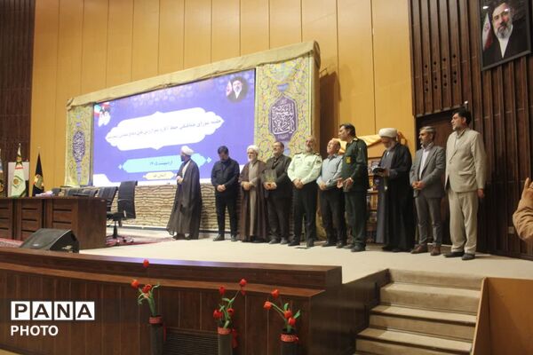 رونمایی از نخستین جلد دانشنامه دفاع مقدس استان قم