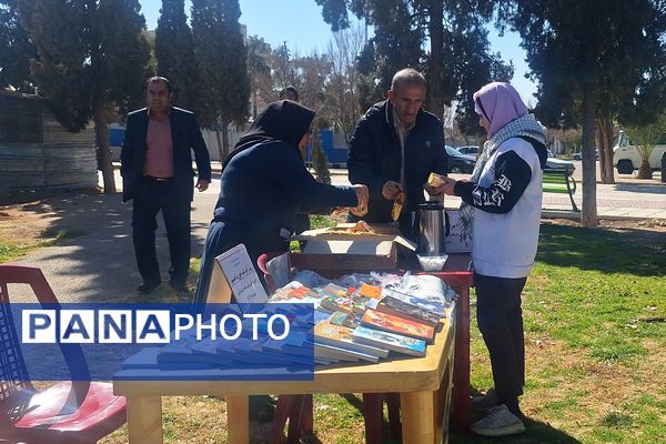 لذت نقاشی همگانی کنار دوستان در بوستان جنت شیراز 