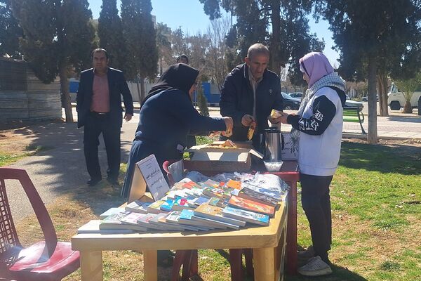 لذت نقاشی همگانی کنار دوستان در بوستان جنت شیراز 