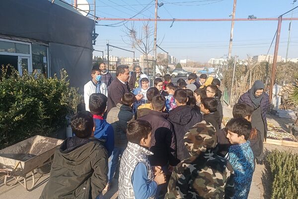 بازدید دانش‌آموزان دبستان شهید سلیمی جهرمی از گلخانه شهرداری کهریزک 