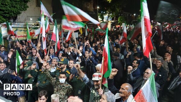  مردم در خیابان‌ها با پرچم ایران، با آرمان‌های انقلاب تجدید پیمان کردند