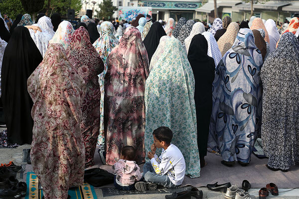 اقامه نماز عید سعید فطر- امامزاده پنج تن(ع) لویزان