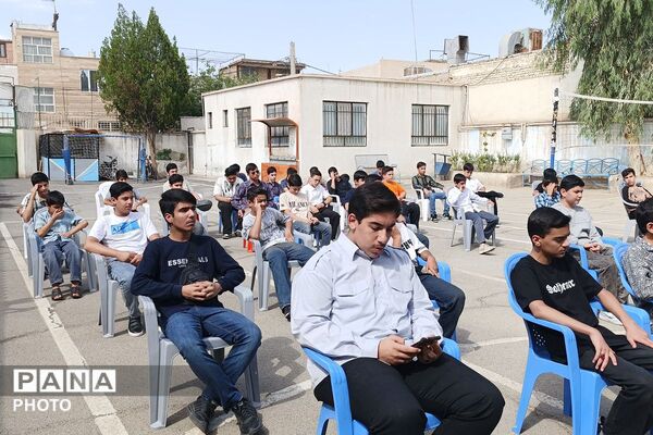 نواخته شدن زنگ ۱۵ خرداد در دبیرستان صدرا