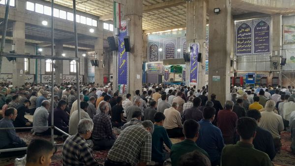 نماز جمعه با حضور مسئولان آموزش و پرورش نیشابور به مناسبت هفته بزرگداشت معلم 