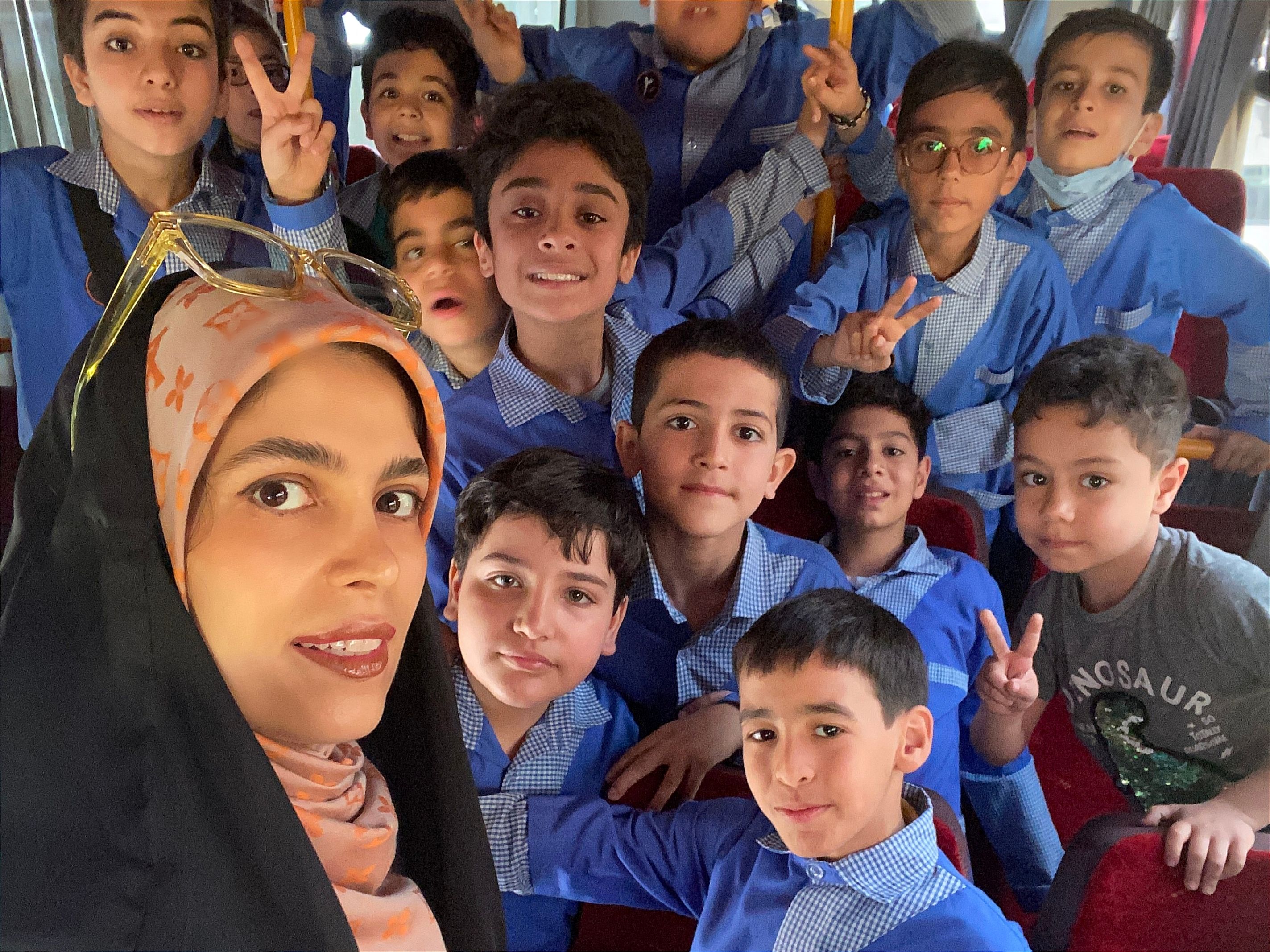 بیشتر از یک معلم، رفیق بچه‌ها بودم