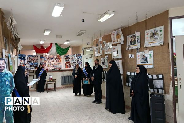 بازدید رئیس اتحادیه انجمن‌های اسلامی دانش‌آموزی استان تهران از نمایشگاه‌های «مدرسه انقلاب» در فیروزکوه