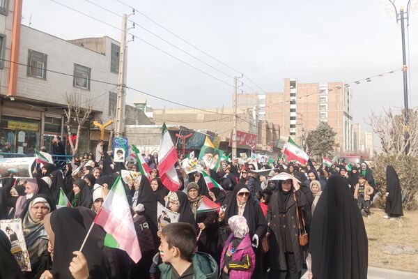 حضور دانش‌آموزان دبیرستان بانوخمسه در راهپیمایی22 بهمن رباط‌کریم 