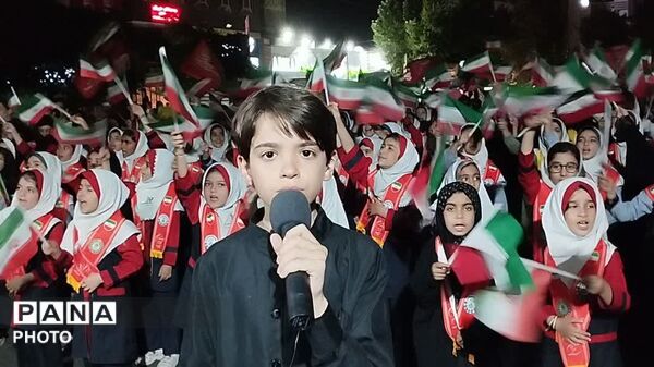 اجرای  سرود حماسی «باید برخاست» توسط دانش‌آموزان پیشتاز ساوجبلاغ