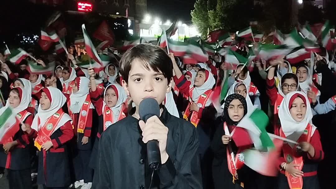 اجرای  سرود حماسی «باید برخاست» توسط دانش‌آموزان پیشتاز ساوجبلاغ