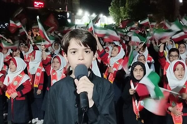 اجرای  سرود حماسی «باید برخاست» توسط دانش‌آموزان پیشتاز ساوجبلاغ