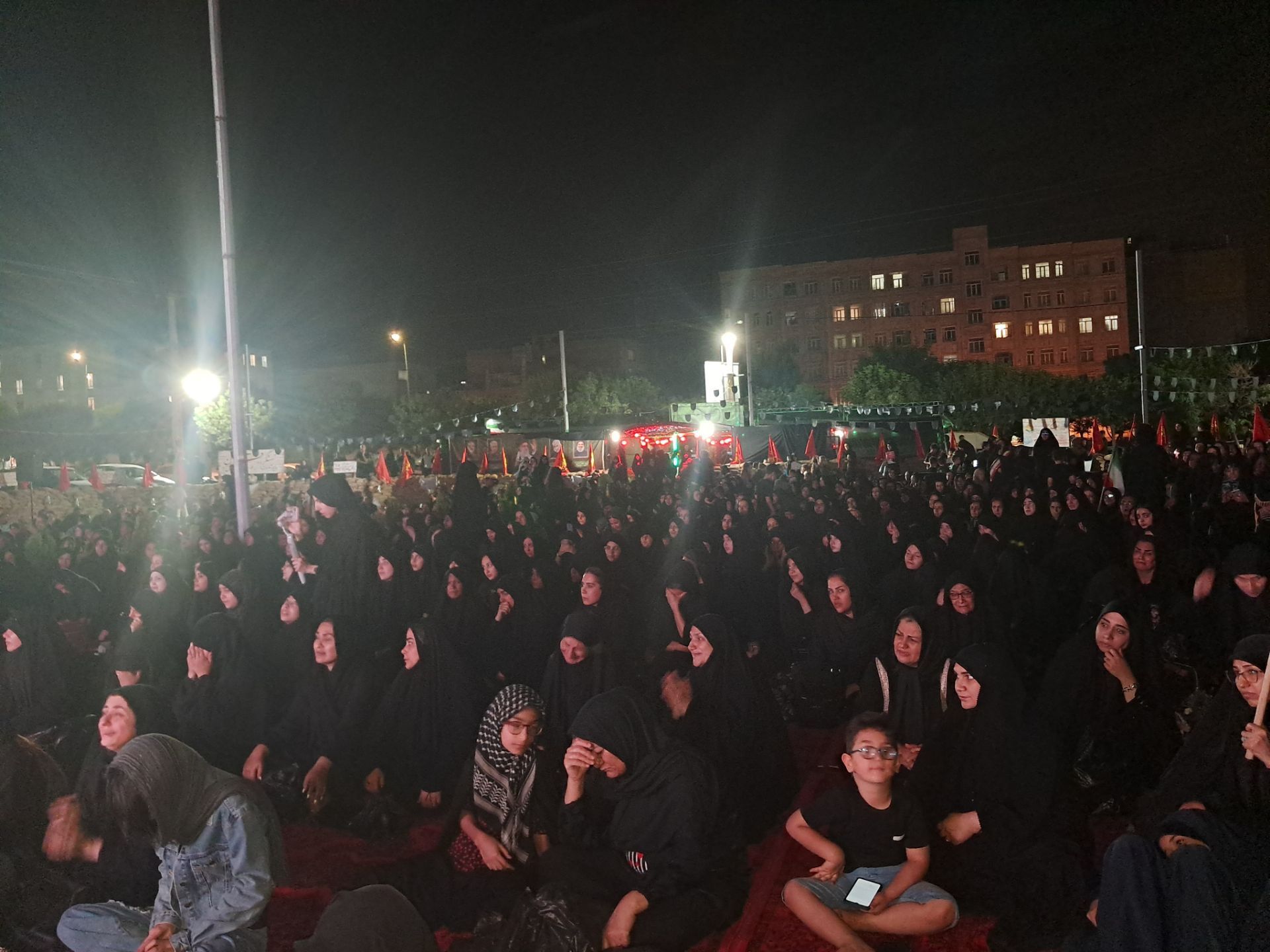 هیات بنات الحیدر بانوان کرج ، پرچم‌دار سوگِ محرم