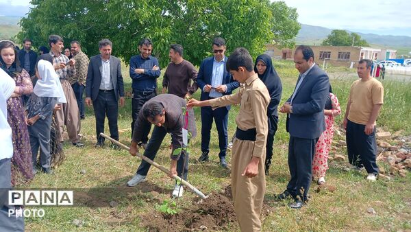 کاشت نهال ایثار در دبستان روستای الک؛ گرامیداشت یاد شهدای رمضان در هفته سلامت