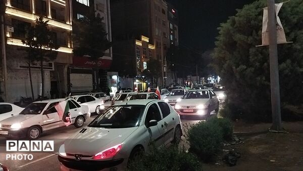 رژه ماشینی عاشقان وطن با خودرو های خود در بلوار فضل نیشابور 