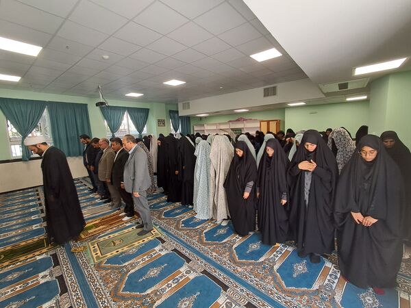 برگزاری نماز جماعت در دبیرستان شهدای فرهنگی