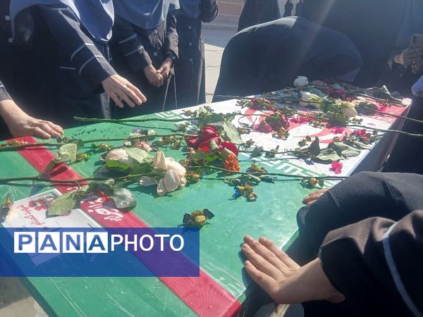 مراسم تشییع شهید گمنام در دبیرستان فرزانگان میناب