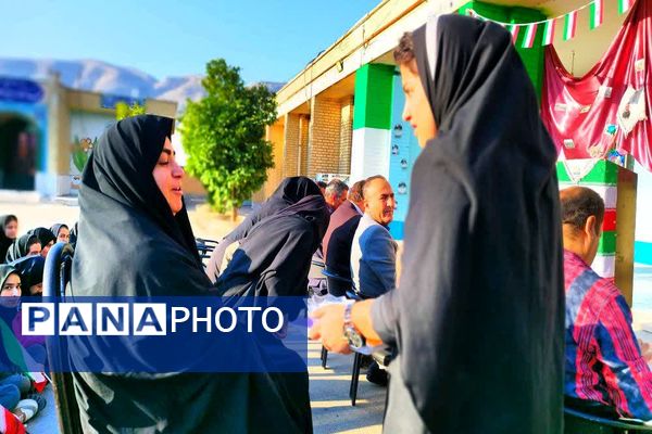 نواختن زنگ مدرسه عشق به‌مناسبت گرامیداشت هفته بسیج در شهرستان باشت