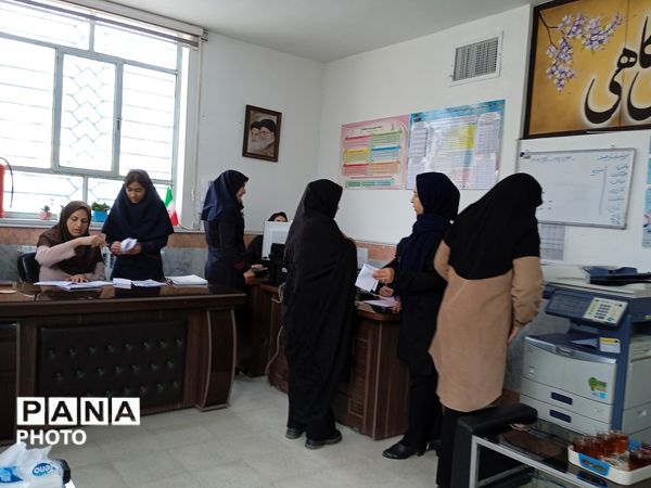 اعلام نتایج امتحانات نوبت اول دبیرستان عزت طلایی به والدین دانش آموزان 