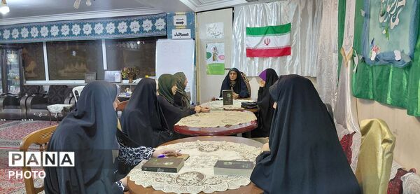 نشست کتابخوانی با موضوع «خون دلی که لعل شد» در قم