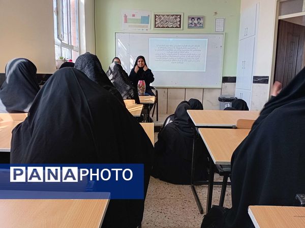 نخستین جلسه هدایت تحصیلی ویژه پایه نهم در دبیرستان مادرمهربان خلیل آباد