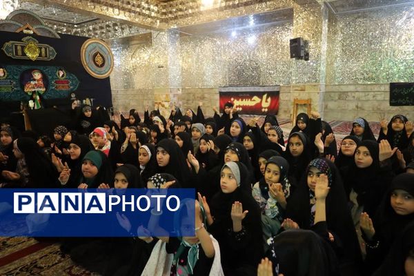  دورهمی دختران با قرائت سوره مبارکه فتح در رواق دارالذکر سومین حرم اهل بیت (ع)