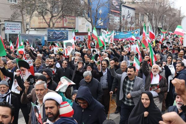 طنین شعارهای انقلابی در سالروز پیروزی انقلاب اسلامی ایران