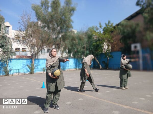 جشن همدلی در دبیرستان پونه رونقی منطقه ۱۵
