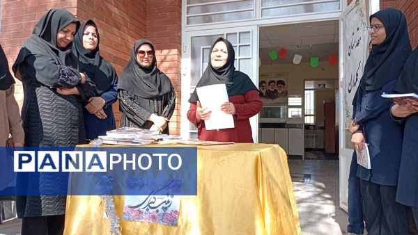 تقدیر از دانش آموزان منتخب هفته بهداشت روان در دبیرستان مادرمهربان خلیل آباد