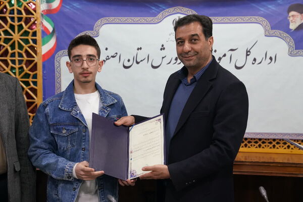 نشست مدیرکل آموزش و‌ پرورش استان اصفهان با نمایندگان شورای دانش‌آموزی و مجلس دانش‌آموزی استان 