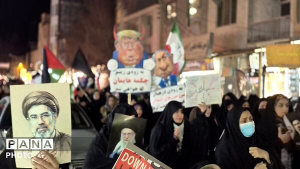 موج موشک‌های ایرانی با مشت‌های گره کرده مردم به قلب دشمن