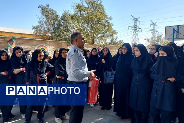 گرامیداشت مقام آتش‌نشان در دبیرستان نمونه دولتی شهیدی باقرشهر 