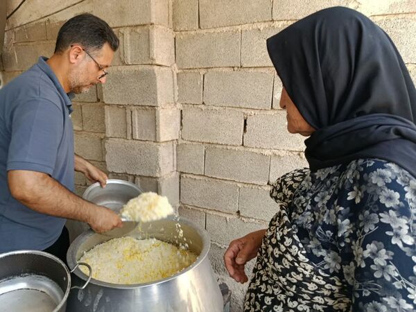 پخت و توزیع نذری در روز تاسوعای حسینی روستای حسن آباد داراب استان فارس