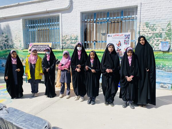 نواختن زنگ جشن نیکوکاری در دبستان زینب قهرمانی مه ولات