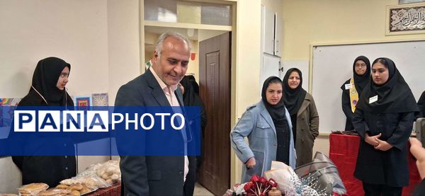 بازدید معاون آموزشی آموزش و پرورش خلیل آباد از بازارچه کار آفرینی جوانه های انقلاب