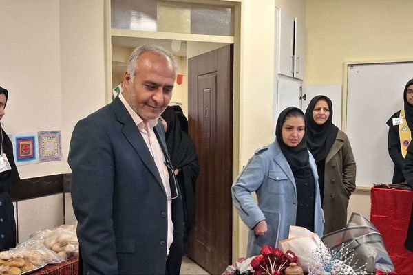 بازدید معاون آموزشی آموزش و پرورش خلیل آباد از بازارچه کار آفرینی جوانه های انقلاب