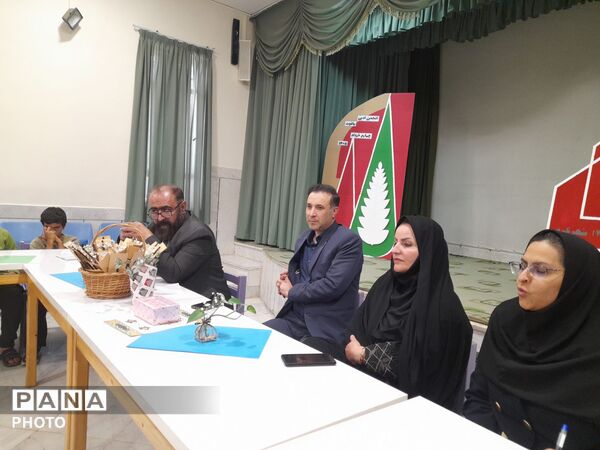 نشست انجمن شاعران نوجوان در مرکز شماره سه شهرکرد