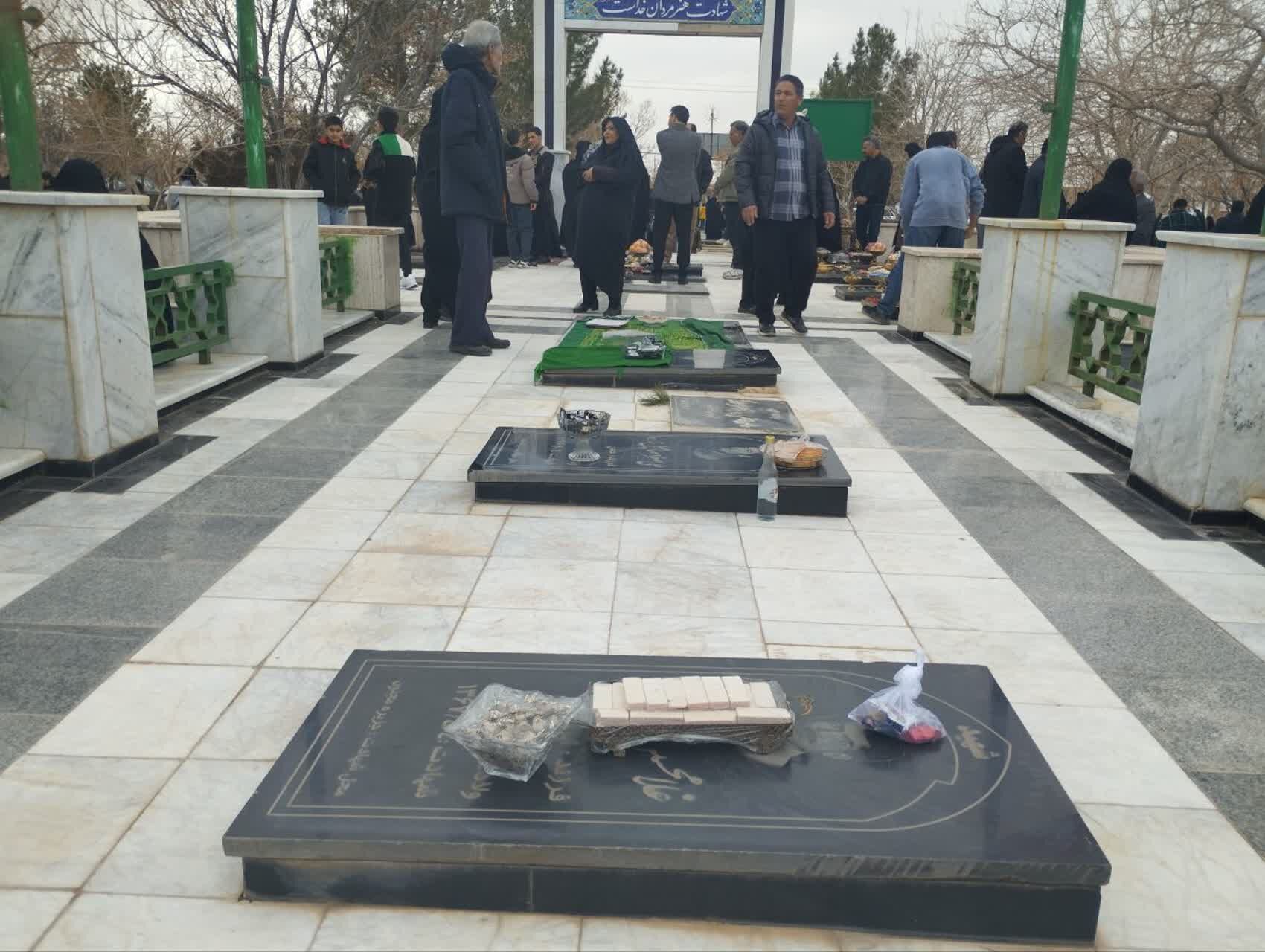 مراسم شب‌های چراغ  برات در گلزار شهدای روستای مهدی آباد خلیل آباد 