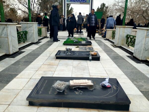 مراسم شب‌های چراغ  برات در گلزار شهدای روستای مهدی آباد خلیل آباد 